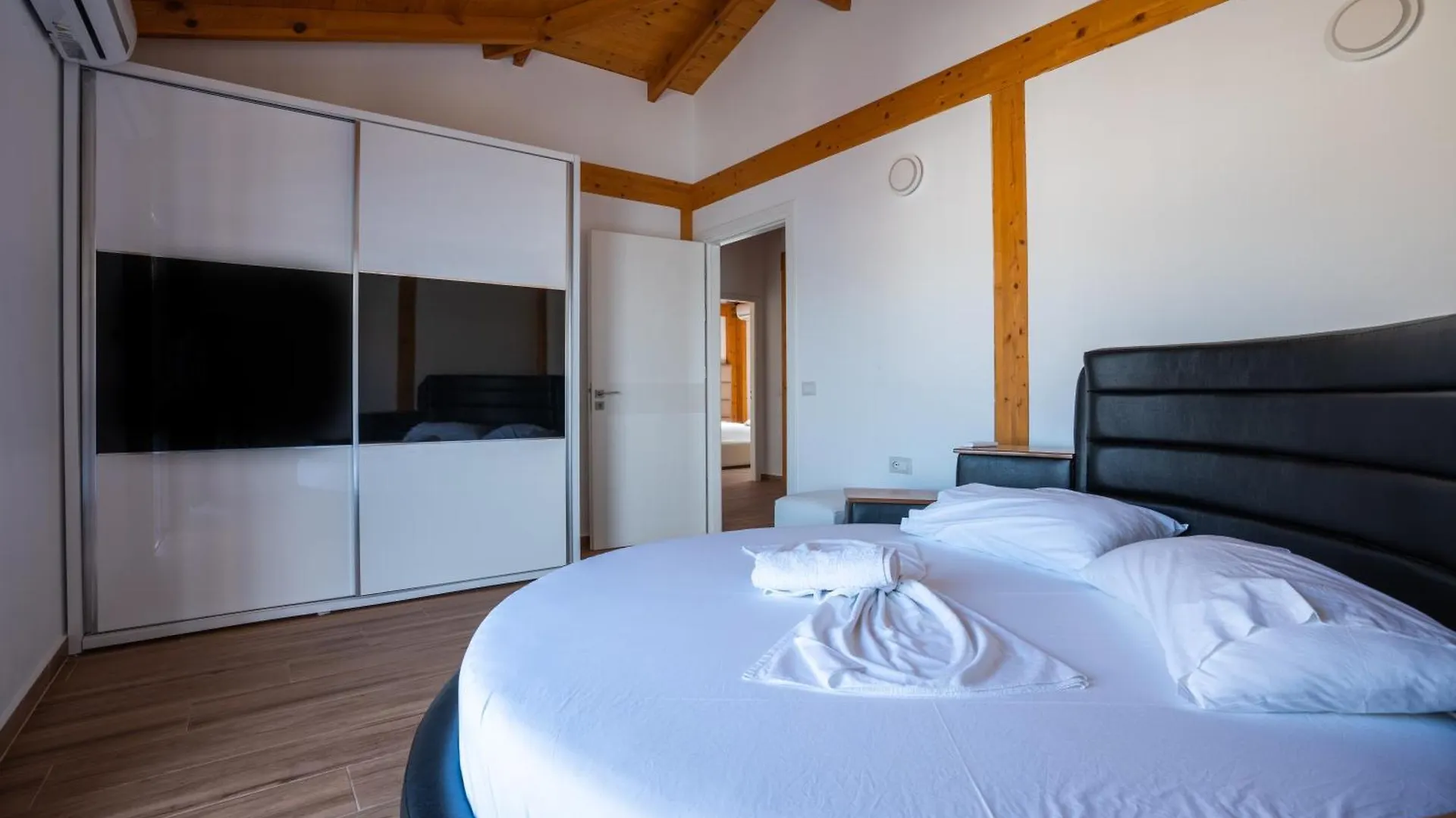 Deluxe Wooden Villa Sarande Apartment